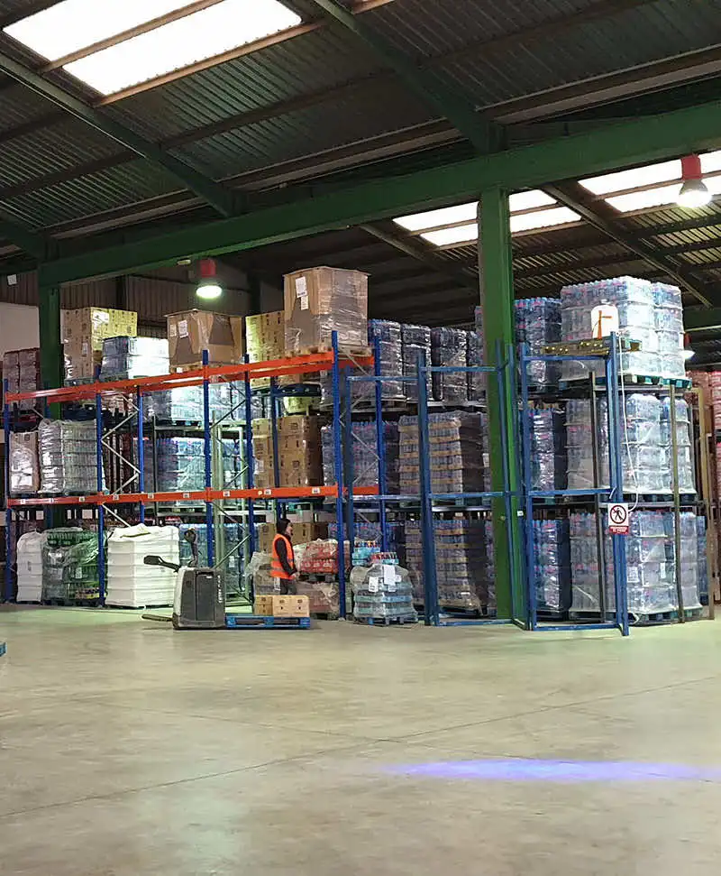 Logística sostenible Valencia en almacén con estanterías y palets preparados para distribución